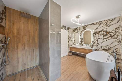 Bad mit Badewanne und Regendusche - 