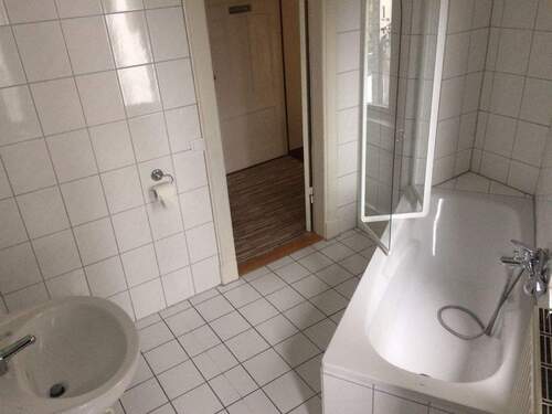 Badezimmer mit Wanne und Fenster - 2 Zimmer Etagenwohnung in Kiel