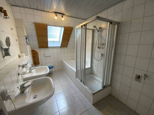 Badezimmer im OG - Reihenendhaus mit 195,00 m&sup2; in Suhl zum Kaufen