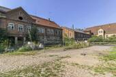 Einfahrt - 8 Zimmer Mehrfamilienhaus, Wohnhaus in Klipphausen