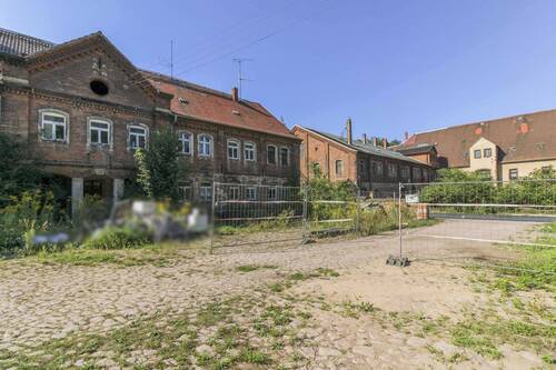 Einfahrt - 8 Zimmer Mehrfamilienhaus, Wohnhaus in Klipphausen