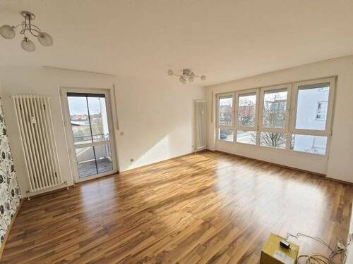 Wohnen/Essen - Einziehen und Wohlfühlen - Attraktive 2 Zimmer Wohnung mit Sonnenbalkon in guter und zentraler Lage von Amberg