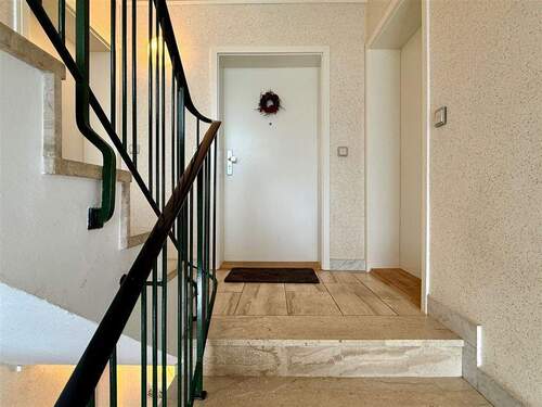 Treppenhaus und Wohnungseingang - 3 Zimmer Etagenwohnung zur Miete in Raisdorf