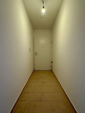 Wohnungseingang Flur - 3 Zimmer Etagenwohnung in Raisdorf
