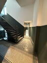 Treppenhaus samt Fahrstuhl - 