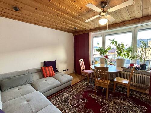 Wohnzimmer mit Zugang zum Balkon - 