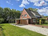 Auffahrt mit Carport - Einfamilienhaus mit 214,00 m&sup2; in Uplengen / Nordgeorgsfehn zum Kaufen