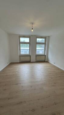 Zimmer 1 (Wohnzimmer) - Frisch sanierte Eigentumswohnung mit Altbaucharme in ruhiger Gegend von Wuppertal