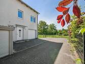 Hauseingang, Garage und Parkmöglichkeiten vor dem Haus - 
