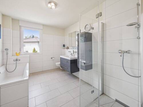 Dusch- und Wannenbad im Obergeschoss - 