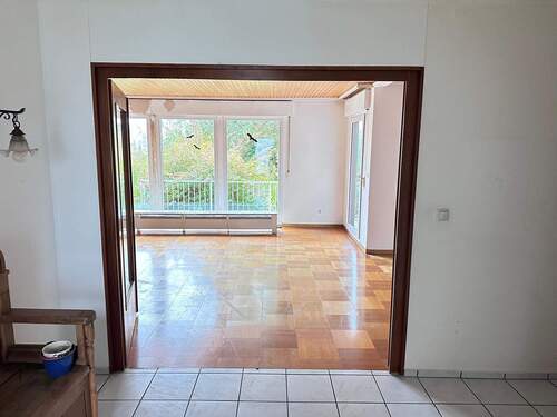 Helles Entrée mit Blick in den Garten - 