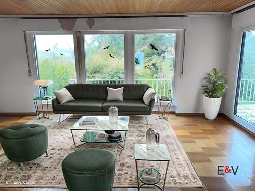 Virtuell möbliertes Wohnzimmer mit herrlicher Aussicht - 