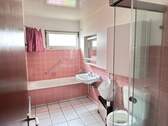 Badezimmer mit Tageslicht und Fenster - 