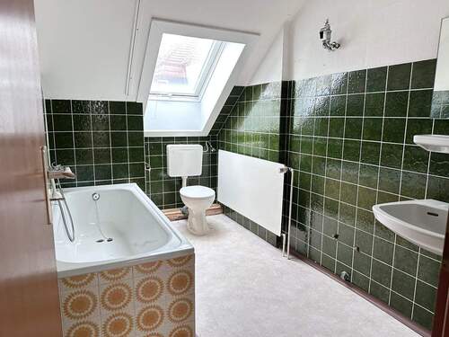 Badezimmer im Dachgeschoss - 