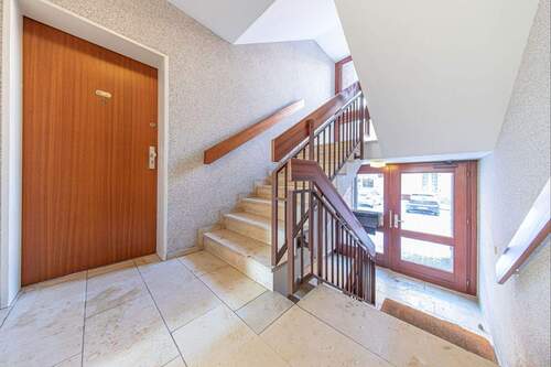 Treppenhaus und Wohnungstür - Etagenwohnung mit 56,40 m&sup2; in Rendsburg zum Kaufen