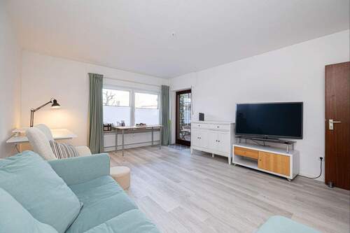 Wohnzimmer mit Balkonzugang - 