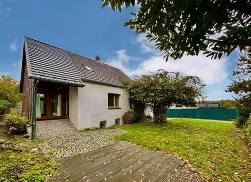 Rückansicht und Eingang des Haupthauses - Ein gepflegtes Zuhause mit Geschichte und Flexibilität - stilvolles Einfamilienhaus mit Anbau in Bochum-Stiepel