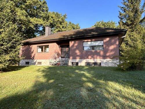 Hauszugang - Bungalow in Ortsrandlage mit Blick auf Bäume und Natur