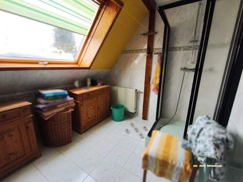 OG-Badezimmer mit Dusche - 