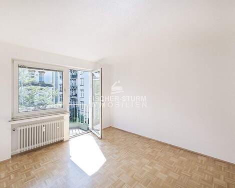 Schlafzimmer mit Balkonzugang - Etagenwohnung mit 84,10 m&sup2; in Düsseldorf zum Kaufen