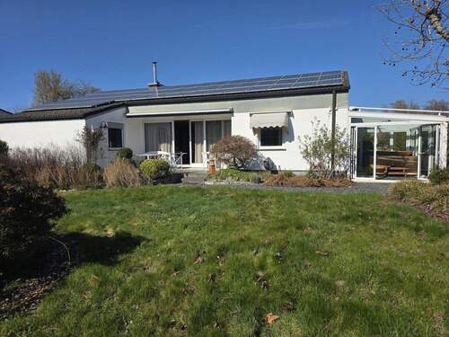 Gartenansicht - Einfamilienhaus Bungalow mit 2 Garagen, 2 Stellplätzen und großen Garten