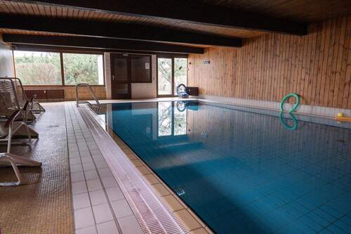 Schwimmbad mit Tageslicht - 