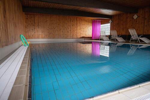 Schwimmbad mit Ruheplätzen - 