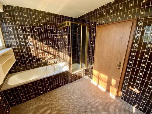 mit Badewanne und Dusche - 