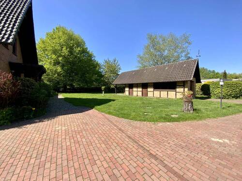 Garage mit überdachtem Freisitz - 