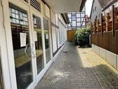 Eingang mit Platz für Bestuhlung im Sommer - Gewerbeobjekt (Büro, Produktion, Verkauf) in Bad Lauterberg zur Miete