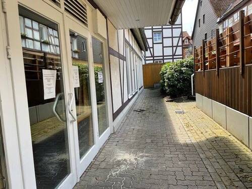 Eingang mit Platz für Bestuhlung im Sommer - Gewerbeobjekt (Büro, Produktion, Verkauf) in Bad Lauterberg zur Miete