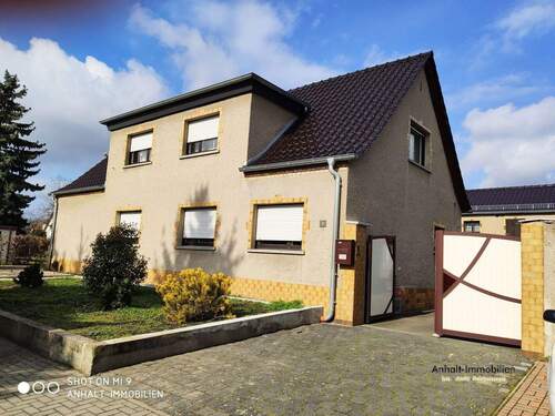 Hausansicht - Wohntraum mit Geschichte: Saniertes Stadthaus mit Ausbaureserve