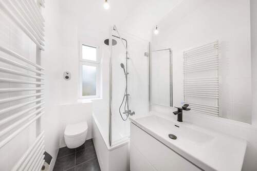 Tageslichtbad mit Badewanne - 