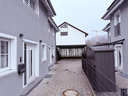 Ansicht zum Carport - 6 Zimmer Doppelhaushälfte zum Kaufen in Gilching