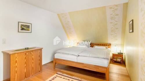 1. OG Schlafzimmer 1 - 