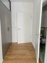 Moderner Flur mit Badzugang - 1 Zimmer Etagenwohnung in Bad Zwischenahn