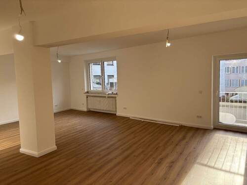 Großzügiger Raum - Düsseldorf-Altstadt: Provisionsfrei für den Mieter! Frisch sanierte Bürofläche in Seitenstraße!