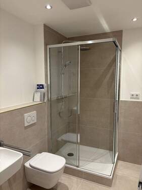 WC (sogar mit Dusche) - 