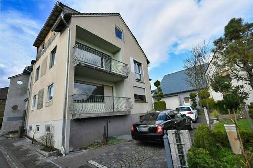 Seitenansicht - Mehrfamilienhaus mit 4 Wohneinheiten, Scheune und Garten