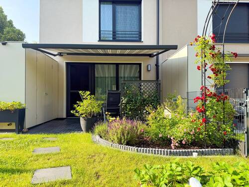 Markise über der Terrasse - 5 Zimmer Reihenendhaus zum Kaufen in Schkeuditz