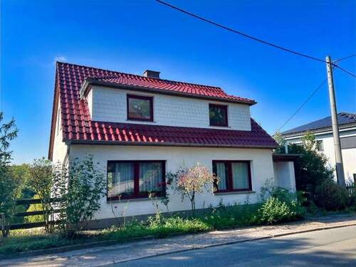 Frontansicht - Zweifamilienhaus mit großem Garten in ruhiger Lage in Möbisburg