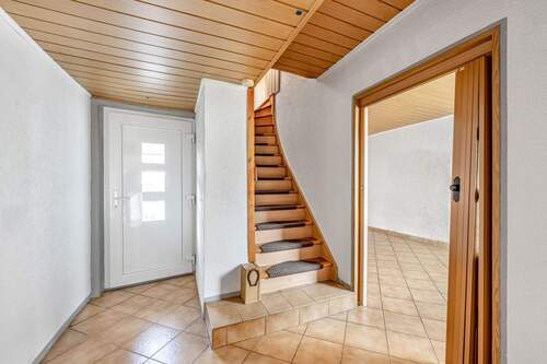 Heller Eingangsbereich - 3 Zimmer Doppelhaushälfte zum Kaufen in Bochum