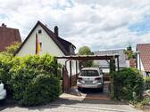 Hausansicht mit Carport - Besonderes Wohnhaus in beliebter Lage