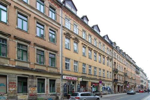 Straßenzug mit geschlossener Bebauung - 