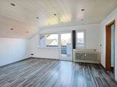 Helles Wohn-/Esszimmer im Dachgeschoss - 
