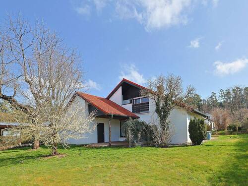 Schöner, großer Garten mit Baumbestand - Wohnen direkt am Waldrand - Großzügiges Ein-Zweifamilienhaus mit traumhaftem Garten