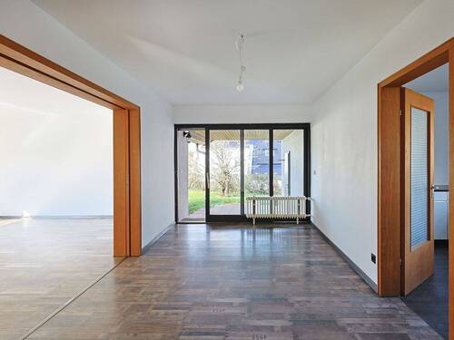 Heller, offener Essbereich mit Blick und Zugang zum Garten - 