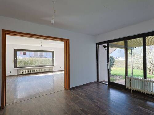 Heller, offener Blick ins Wohnzimmer - 