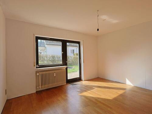 Geräumiges Schlafzimmer oder Homeoffice mit Zugang zur Terrasse - 