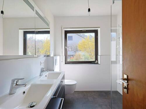 Modernes Tageslichtbad mit bodentiefer Dusche - 